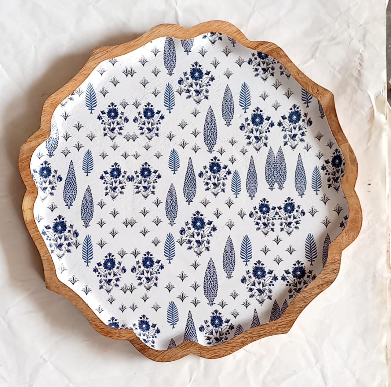 Meraki Snow and Sky Woodland Acacia Wood Uneven Sides Platter - single